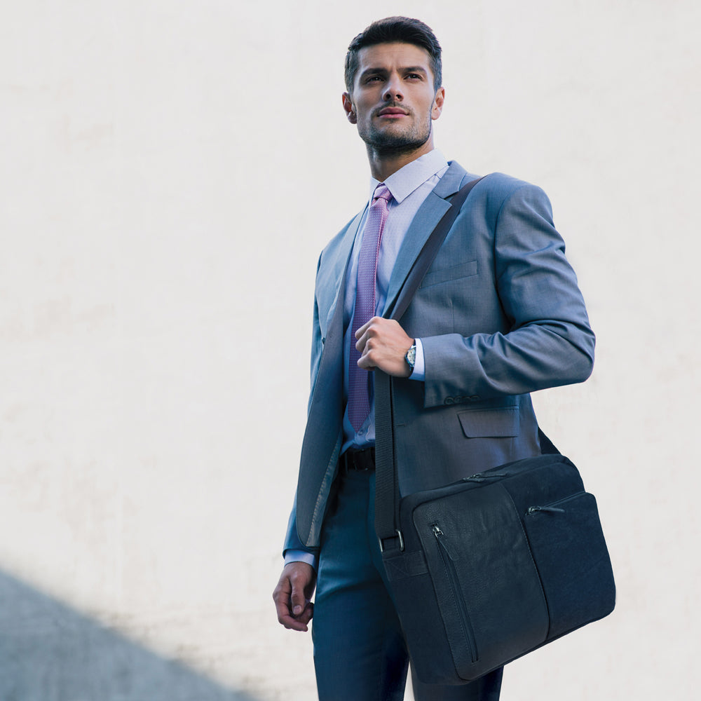 K0022AB | Messenger in Canvas/Vera Pelle, pieno fiore, volanata - Colore Nero. Accessori Nickel Anticato, Chiusura superiore con lampo. Dimensioni: cm 35 x 26 x 10. Confezione: Sacchetto Tnt-2