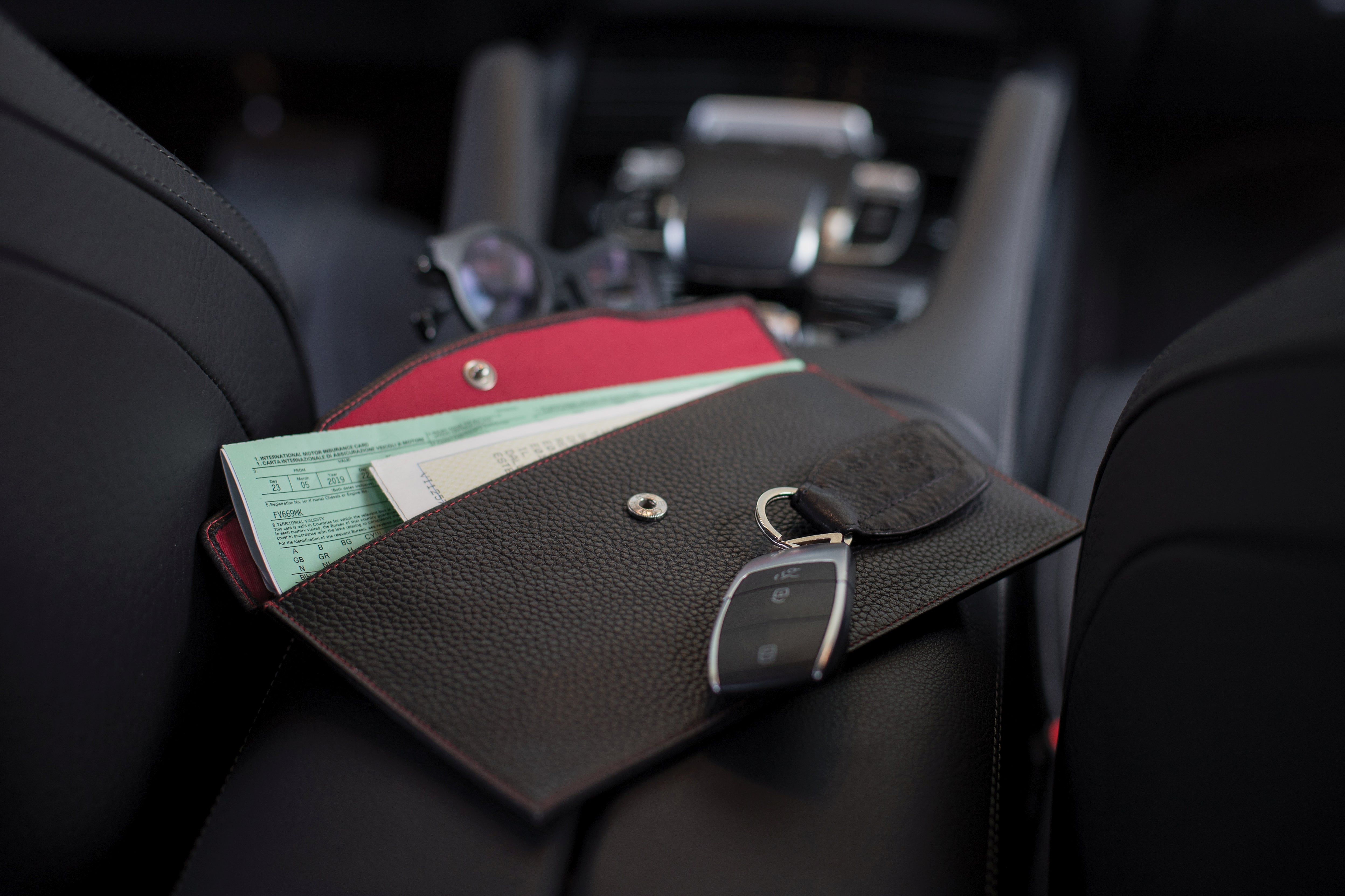 K0034AB | Busta Piatta in Vera Pelle pieno fiore, grana dollaro - Colore Nero. Pattina di chiusura con bottone automatico. Dimensioni: cm 22,5 x 12,5 x 0,5 - Confezione: Sacchetto Tnt-3